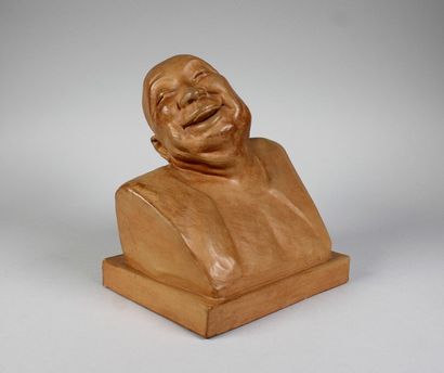 Gaston HAUC HECORNE (1880 - 1945) 
Buste de chinois souriant.
Epreuve en terre cuite...