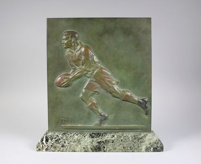 Frédéric. C. FOCHT (1879 - ?) 
Le rugbyman.
Bas-relief. Epreuve en bronze à patine...