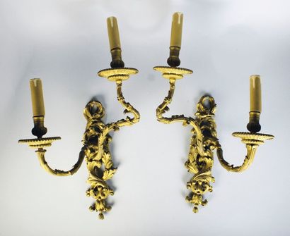 null Paire d'appliques électrifiées en bronze doré à décor de rinceaux. Epoque XIXe.
Haut.:...