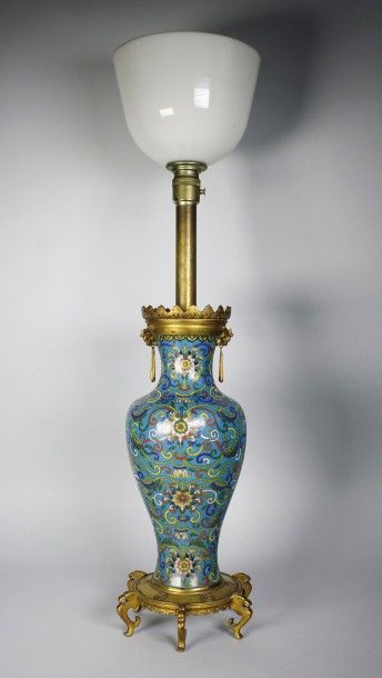 null Chine - XIXe siècle.
Vase en émail cloisonné monté en lampe. Piètement en bronze...