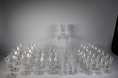 null Service de 40 verres en cristal BACCARAT avec sa carafe.