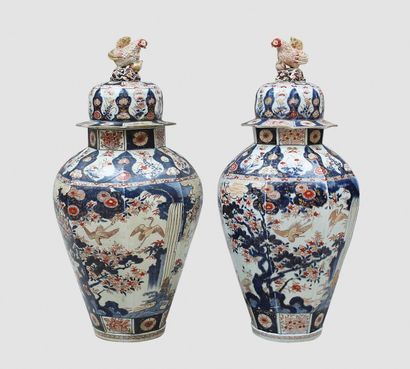 Japon. XIXe 
Paire de grands vases couverts en porcelaine émaillée à décor
Imari...
