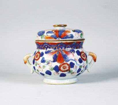 Japon. Epoque Edo 
Pot couvert en porcelaine émaillée à décor de fleurs et rouelles...