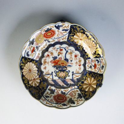 Japon. Imari - Epoque EDO (1603 - 1868), xviiie siècle 
Coupe lobée en porcelaine...