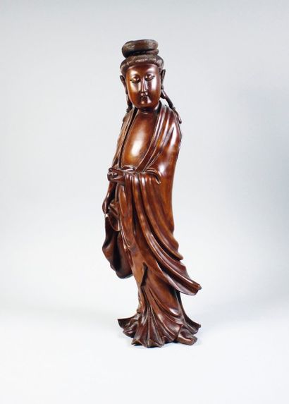 CHINE - Vers 1900 
Statuette de Guanyin en bois sculpté, debout, tenant dans sa main...
