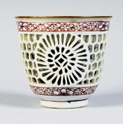 CHINE - XIXe siècle 
Sorbet en porcelaine ajouré de fleurs.
Haut.: 7 cm.