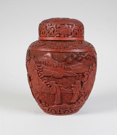 CHINE - XIXe siècle 
Pot à gingembre en laque de cinabre.
Haut.: 16 cm.