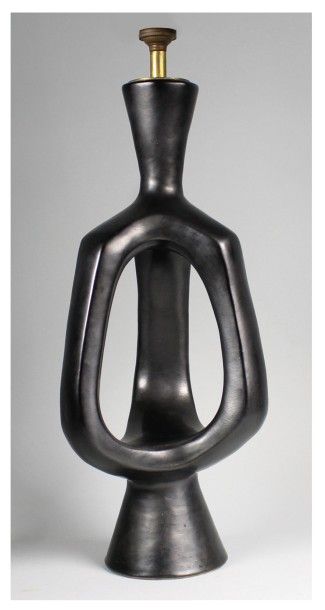 Georges JOUVE (1910-1964) 
Lampe de table de forme sculpturale, ajourée à trois branches...