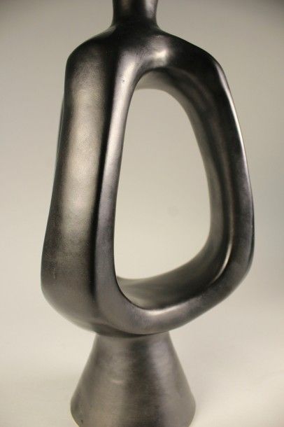 Georges JOUVE (1910-1964) 
Lampe de table de forme sculpturale, ajourée à trois branches...
