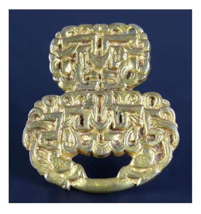LINE VAUTRIN 
Broche en métal doré signée en forme de huit à décor d'enroulements...