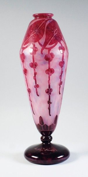 LE VERRE FRANÇAIS. 
Vase Garances sur piédouche en verre poudré rose et bleu doublé...