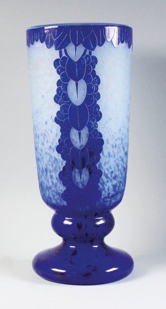 LE VERRE FRANÇAIS. 
Charder.
Vase Myrtilles sur piédouche en verre poudré bleu clair...