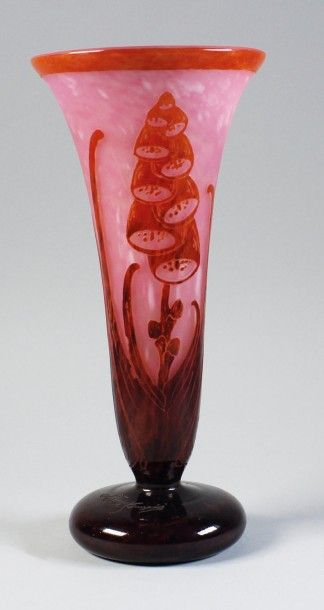LE VERRE FRANÇAIS. 
Vase Digitale sur piédouche en verre dans les tons roses gravé...