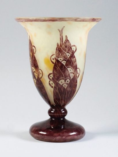 LE VERRE FRANÇAIS. 
Vase Lauriers sur piédouche en verre gravé à l'acide.
Haut.:...