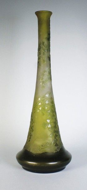 Emile GALLE (1846 - 1904) 
Vase tronconique en verre gravé à l'acide d'un décor de...