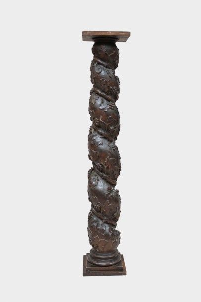 null Colonne torsadée en noyer sculpté de pampres. Epoque XIXe.
Haut.: 159 cm.