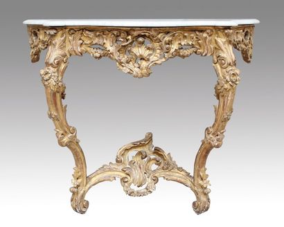 null Console de style Louis XV en bois naturel doré et sculpté de motifs Rocaille....