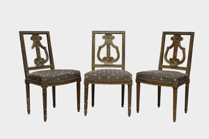 null Suite de trois chaises en bois sculpté mouluré et doré à dossier lyre. Pieds...
