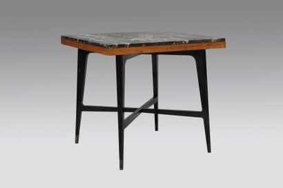 null Table dépliante en bois et métal.
dessus de marbre posé. Vers 1950/1960.
74...