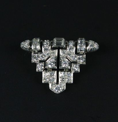null Petite broche triangulaire en platine ornée d'un pavage de diamants taille ancienne...