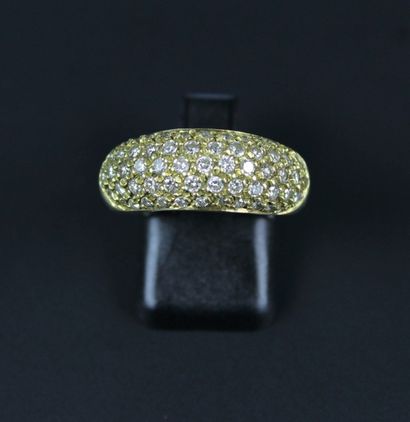 null Bague jonc en or jaune 18 K (750°) sertie d'un pavage de diamants.
Poids brut:...