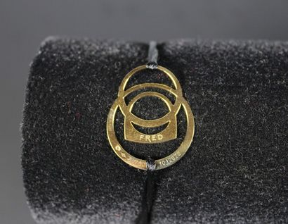 FRED 
Bracelet en soie noire serti d'un motif géométrique en or jaune 18 K (750°).
Poids...