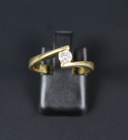 null Bague solitaire en or jaune 18 K (750°) sertie d'un diamant d'environ 0,20 carats.
Poids...