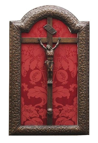 null Christ en bois sculpté sur fond de soie rouge à motif floral et dans un cadre...
