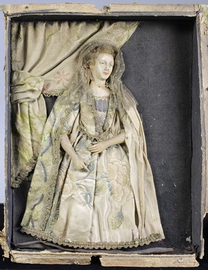 null Figurine à la mode du XVIIIe siècle en cire polychrome et soie dans un encadrement.
27...