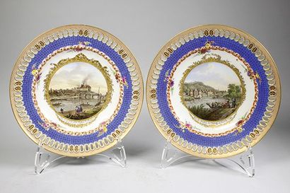MEISSEN 
Deux assiettes en porcelaine à décor sur le bassin d'une vue du Château...