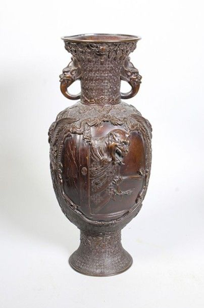 null Vase balustre en bronze à patine rouge nuancé richement ciselé de végétaux et...