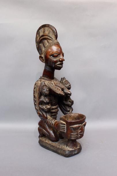null Porteuse de coupe, maternité deux enfants, Yoruba, Nigéria.
Bois sculpté. haut.:...