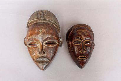 null Deux masques Tchokwé, Angola.
Epoque tardive.
Bois sculpté.
Haut.: 22,5 et 29...