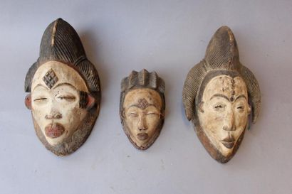 null Trois masques en bois sculpté, style Punu, Gabon, pigments polychromes