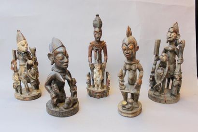 null Cinq sculptures en bois style Nigéria
