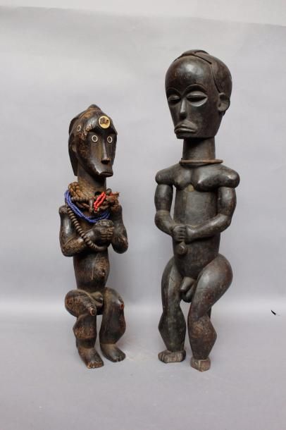 null Deux Byeri dans le style Fang, Gabon.
Bois sculpté, métal et os, collier.
Haut.:...
