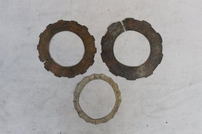 null Trois colliers en bronze ciselé. Téké, RDC.
XXe siècle.
Diam.: 37 et 38 cm