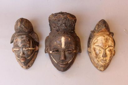 null Trois masques en bois sculpté et pigments polychromes.
Style Gabon