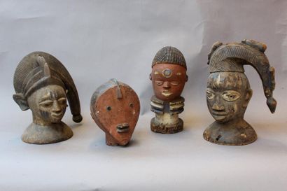 null Quatre bustes style Nigéria et RDC.
Bois sculpté et pigments
