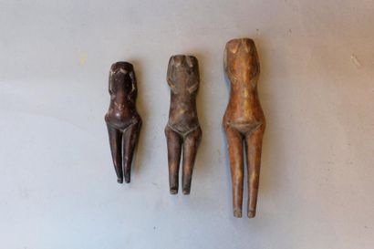 null Trois éléments de pipe en bois sculpté formant corps de femmes