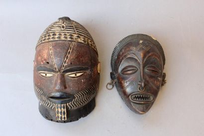 null Deux masques en bois sculpté et pigments polychromes, style Nigéria et Ango...