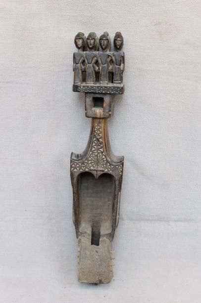 null Harpe en bois sculpté à décor de personnages en pied.
Himalaya. Fin XIXe siècle,
Haut.:81...