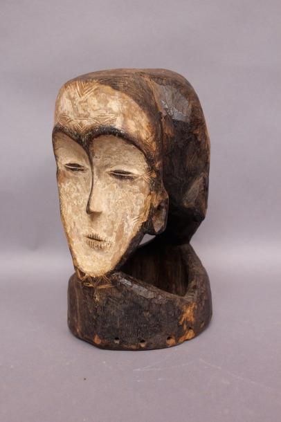 null Masque janiforme style Lega, RDC.
Bois sculpté et patiné.
Haut.: 30 cm