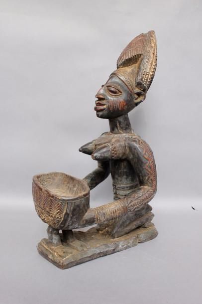 null Porteuse de coupe. Yoruba, Nigéria.
Bois sculpté.
Haut.: 58 cm
