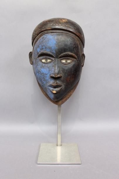 null Masque style Congo.
Bois sculpté patiné polychrome, yeux en verre. (accident)
Haut.:...