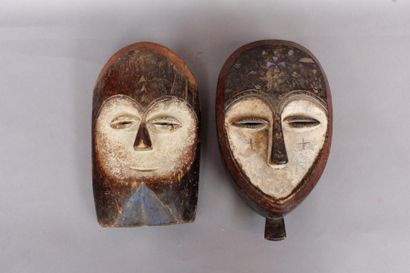 null Deux masques à visage en coeur, Style Gabon.
Bois sculpté et kaolin.
Haut.:28...