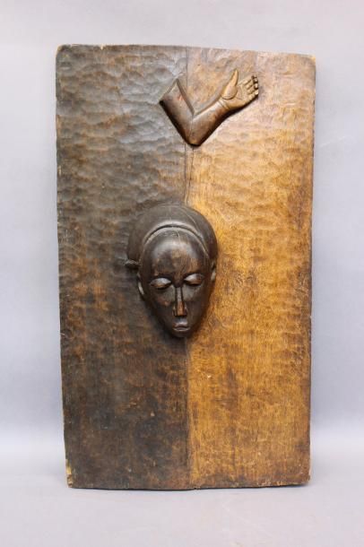null Porte en bois sculpté d'un relief de tête et d'un bras.
Côte d'Ivoire, Baoulé.
64...