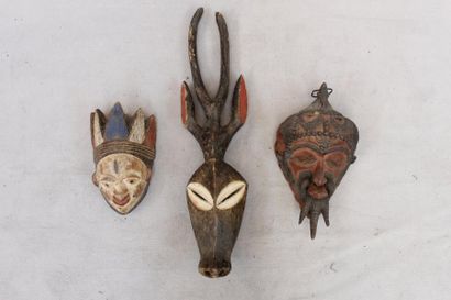 null Trois masques en bois sculpté et pigments polychromes, style Gabon