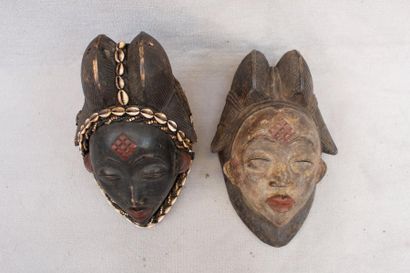 null Deux masques en bois sculpté et pigments polychromes, style Punu, Gabon