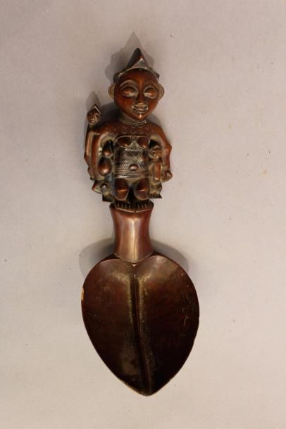 null Cuillère à manche sculpté d'une maternité style Punu,Gabon.
Long.: 25,5 cm